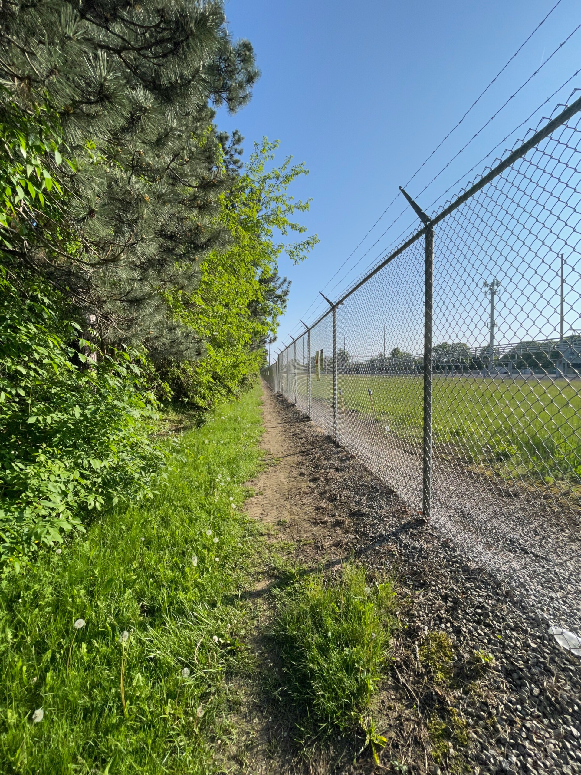Heavy-duty chain link fence